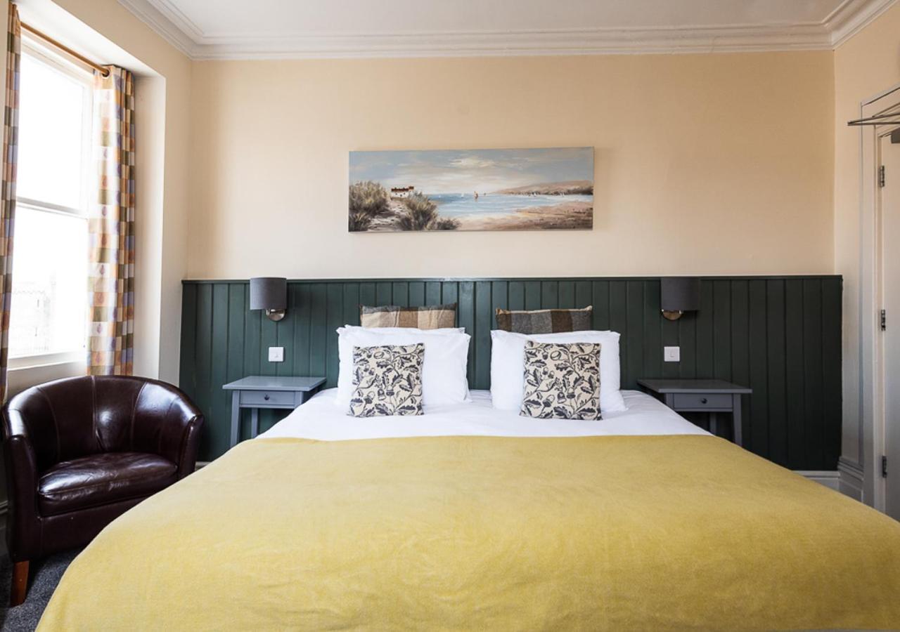 Castle Court Hotel Бiuмарис Екстериор снимка