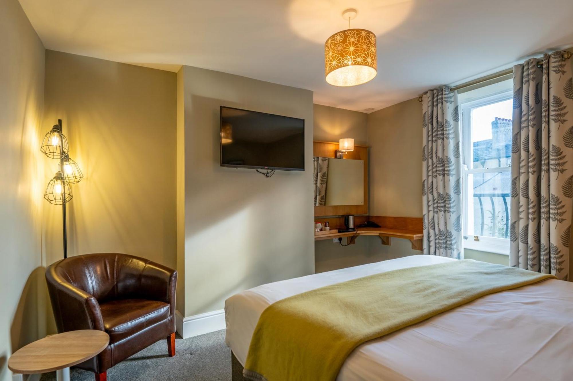 Castle Court Hotel Бiuмарис Екстериор снимка