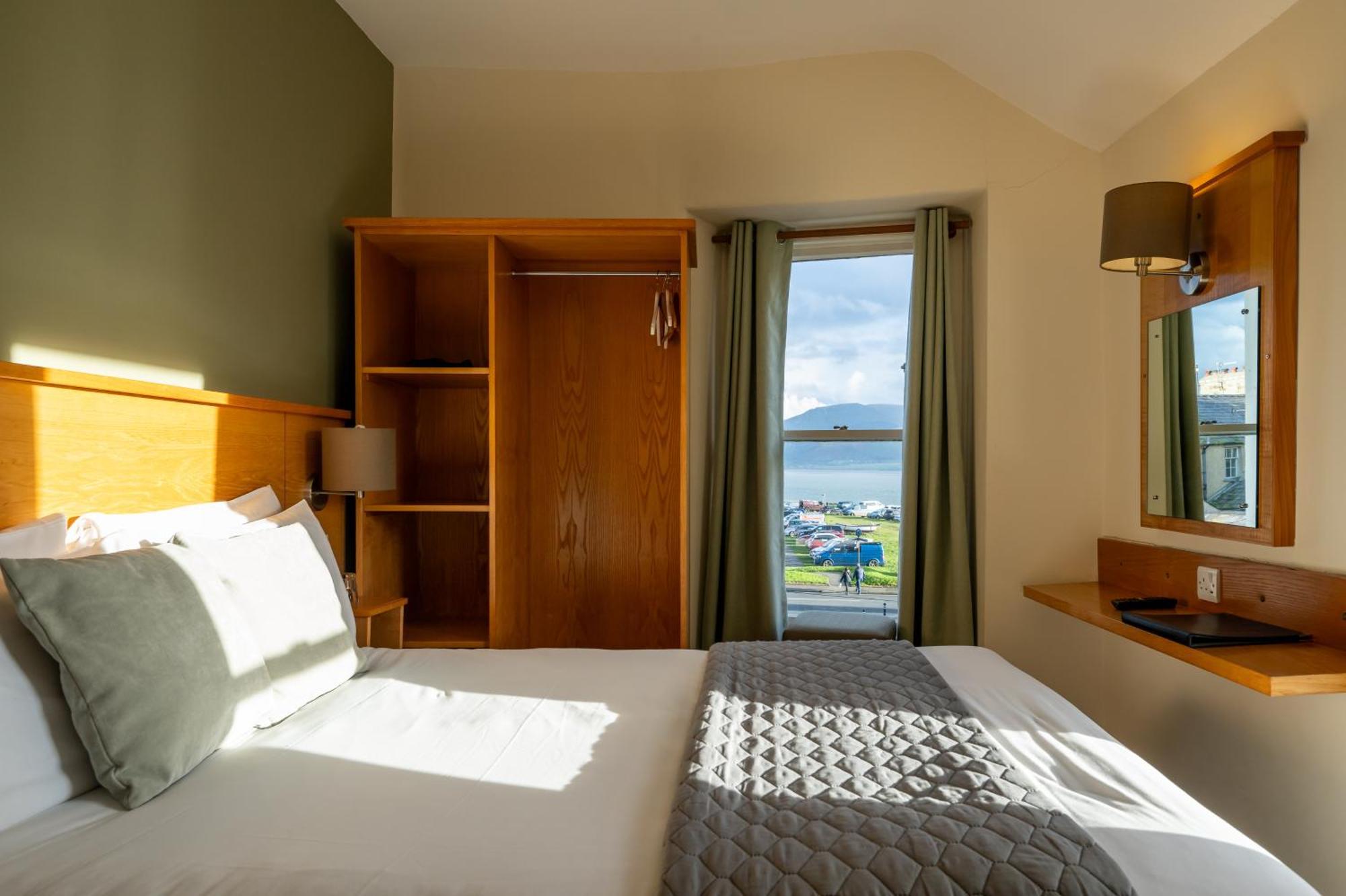 Castle Court Hotel Бiuмарис Екстериор снимка