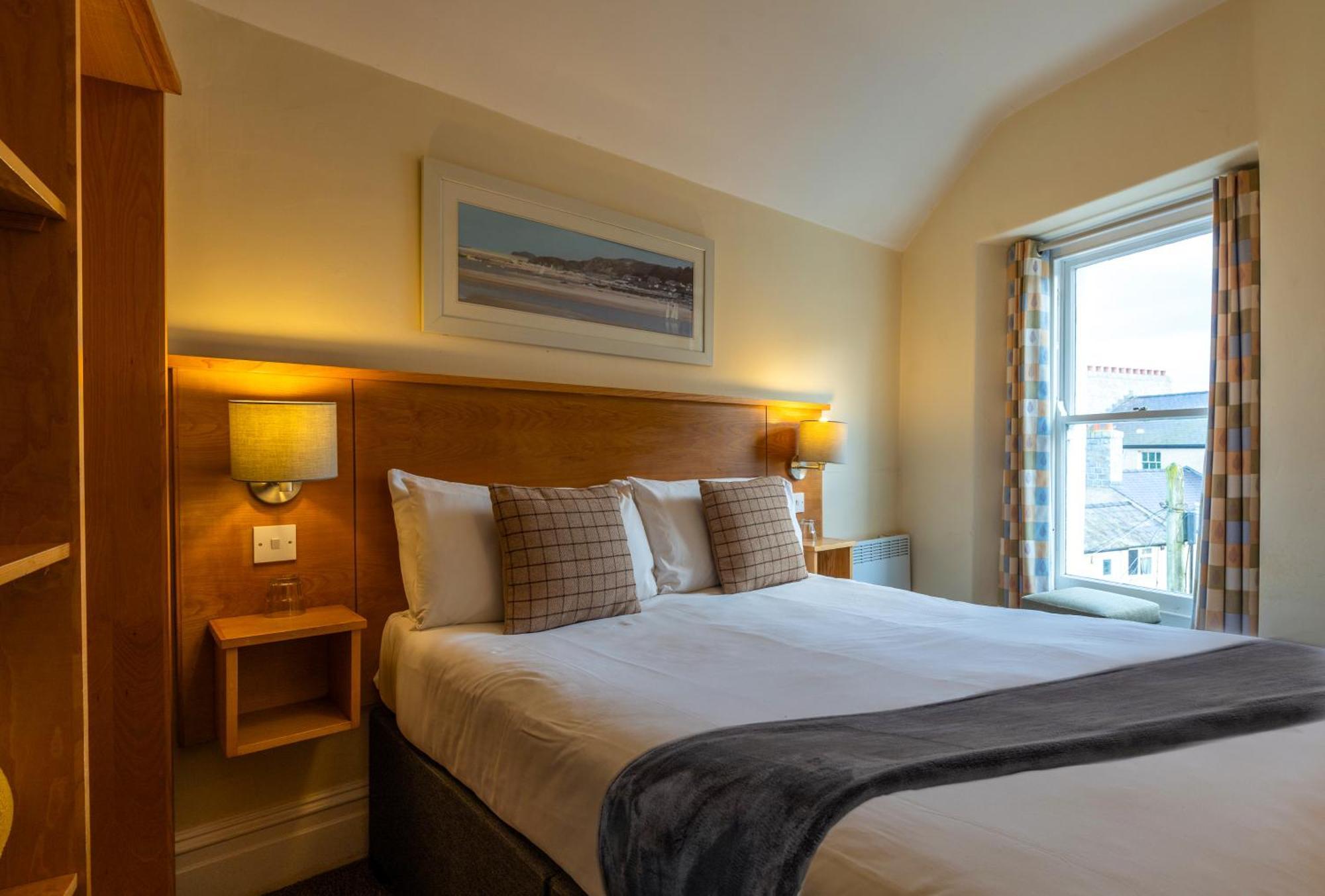 Castle Court Hotel Бiuмарис Екстериор снимка