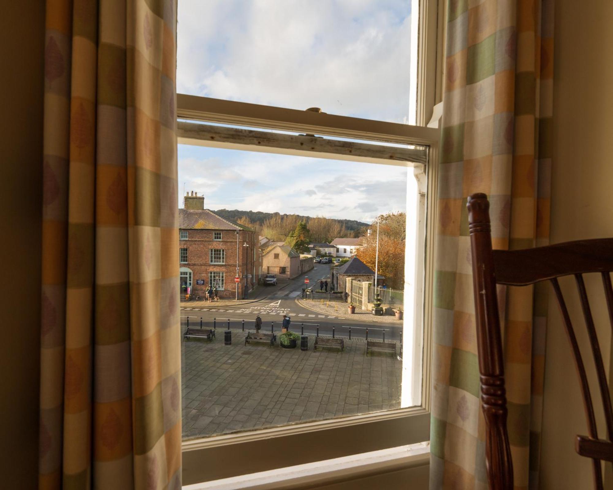 Castle Court Hotel Бiuмарис Екстериор снимка