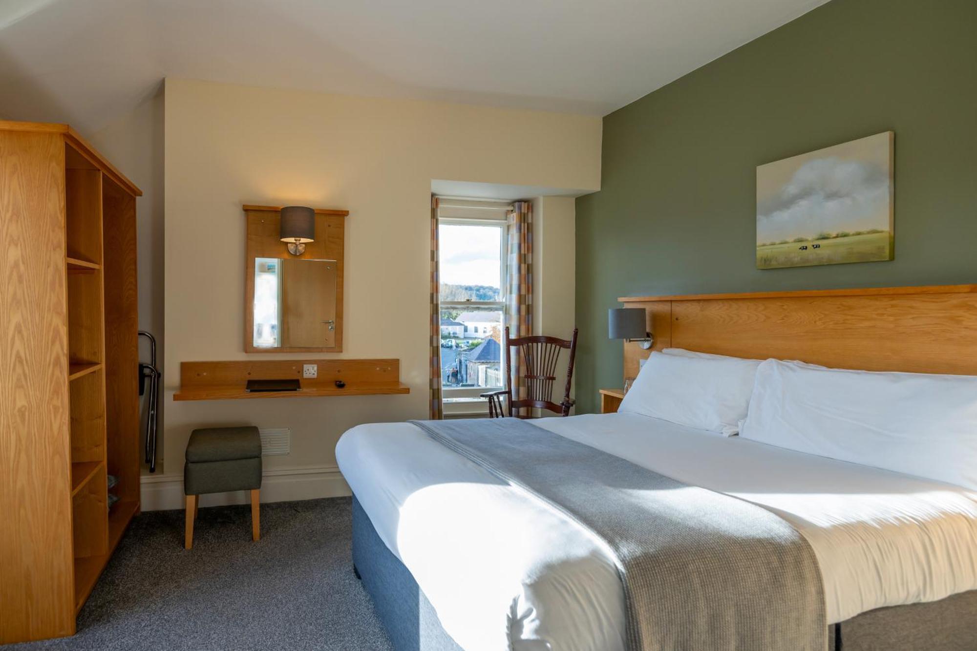 Castle Court Hotel Бiuмарис Екстериор снимка