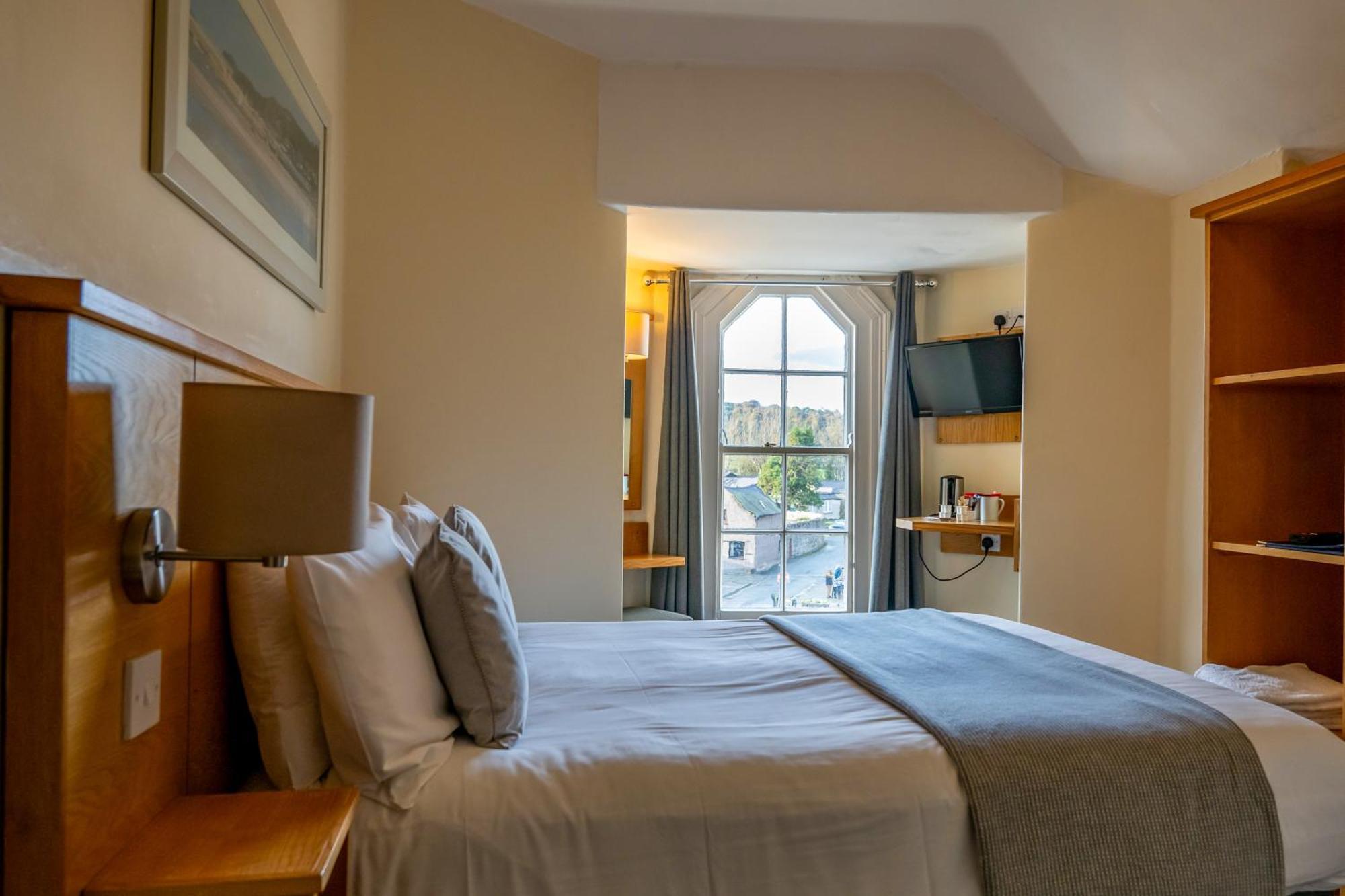 Castle Court Hotel Бiuмарис Екстериор снимка
