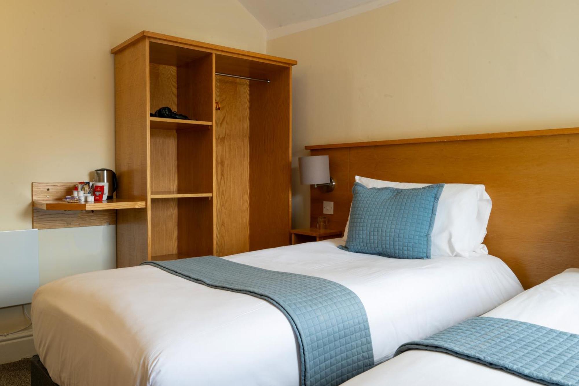 Castle Court Hotel Бiuмарис Екстериор снимка