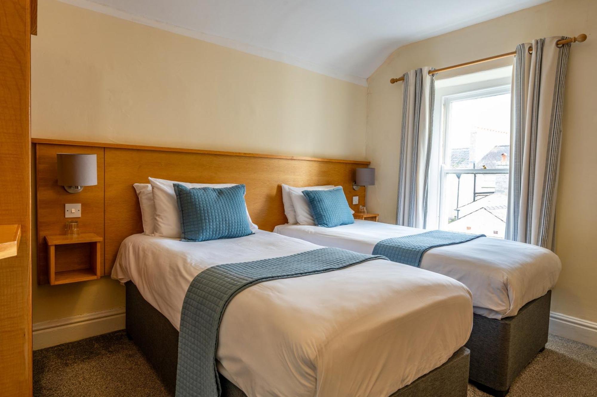 Castle Court Hotel Бiuмарис Екстериор снимка