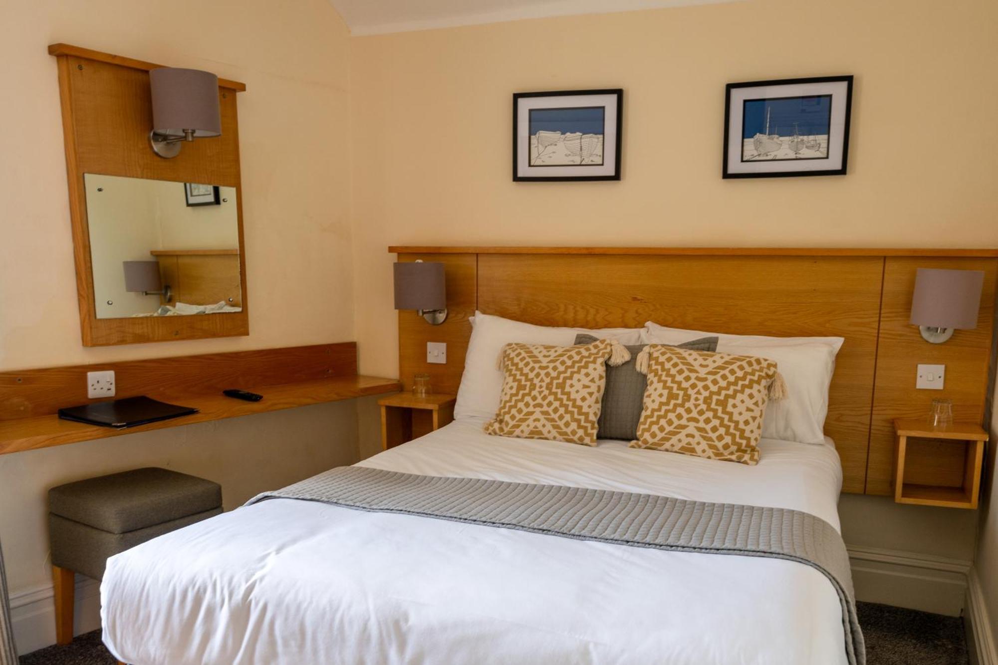 Castle Court Hotel Бiuмарис Екстериор снимка