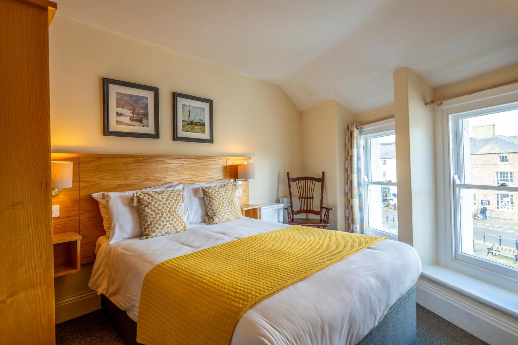 Castle Court Hotel Бiuмарис Екстериор снимка