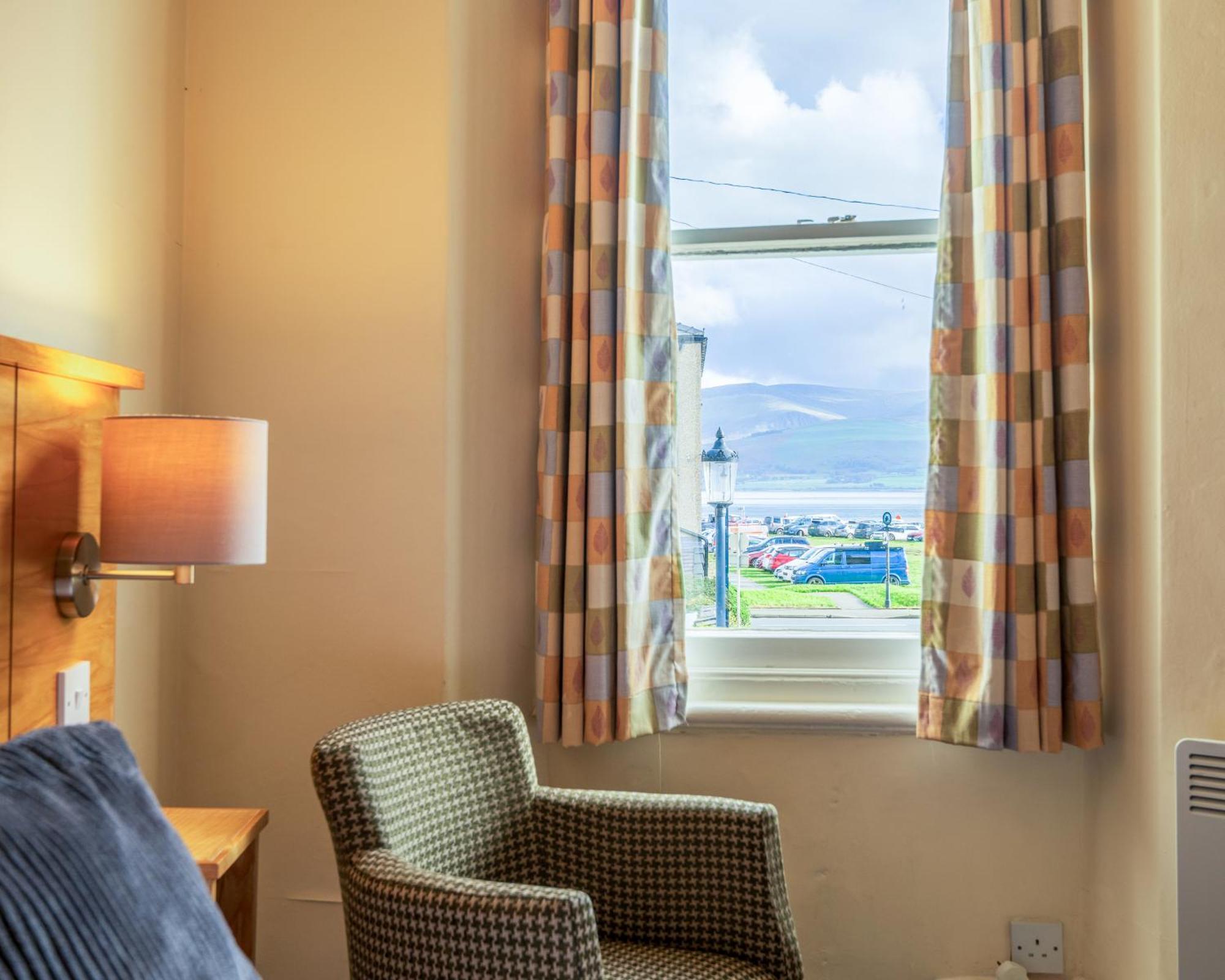 Castle Court Hotel Бiuмарис Екстериор снимка